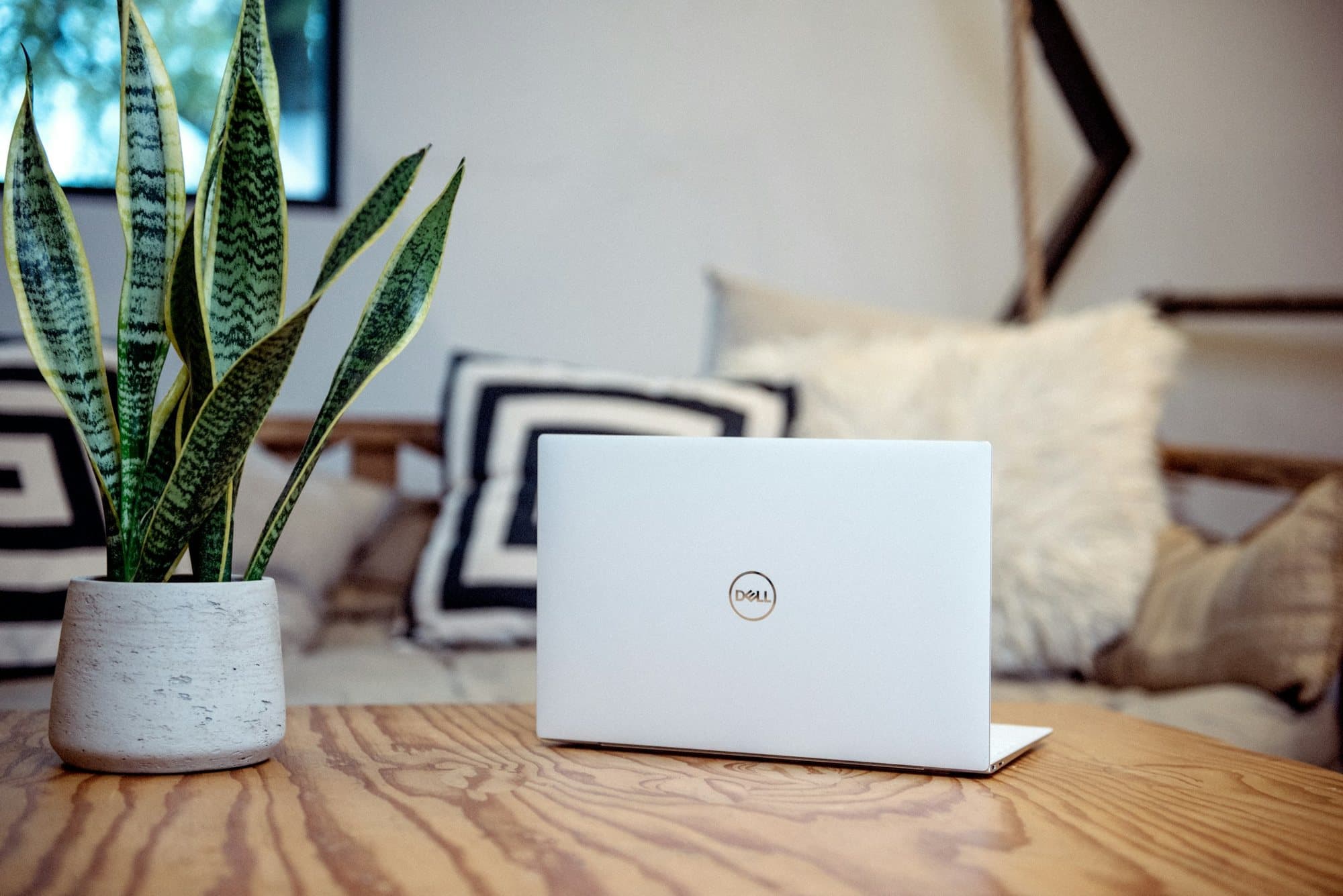 Dell Notebook auf einem Holztisch