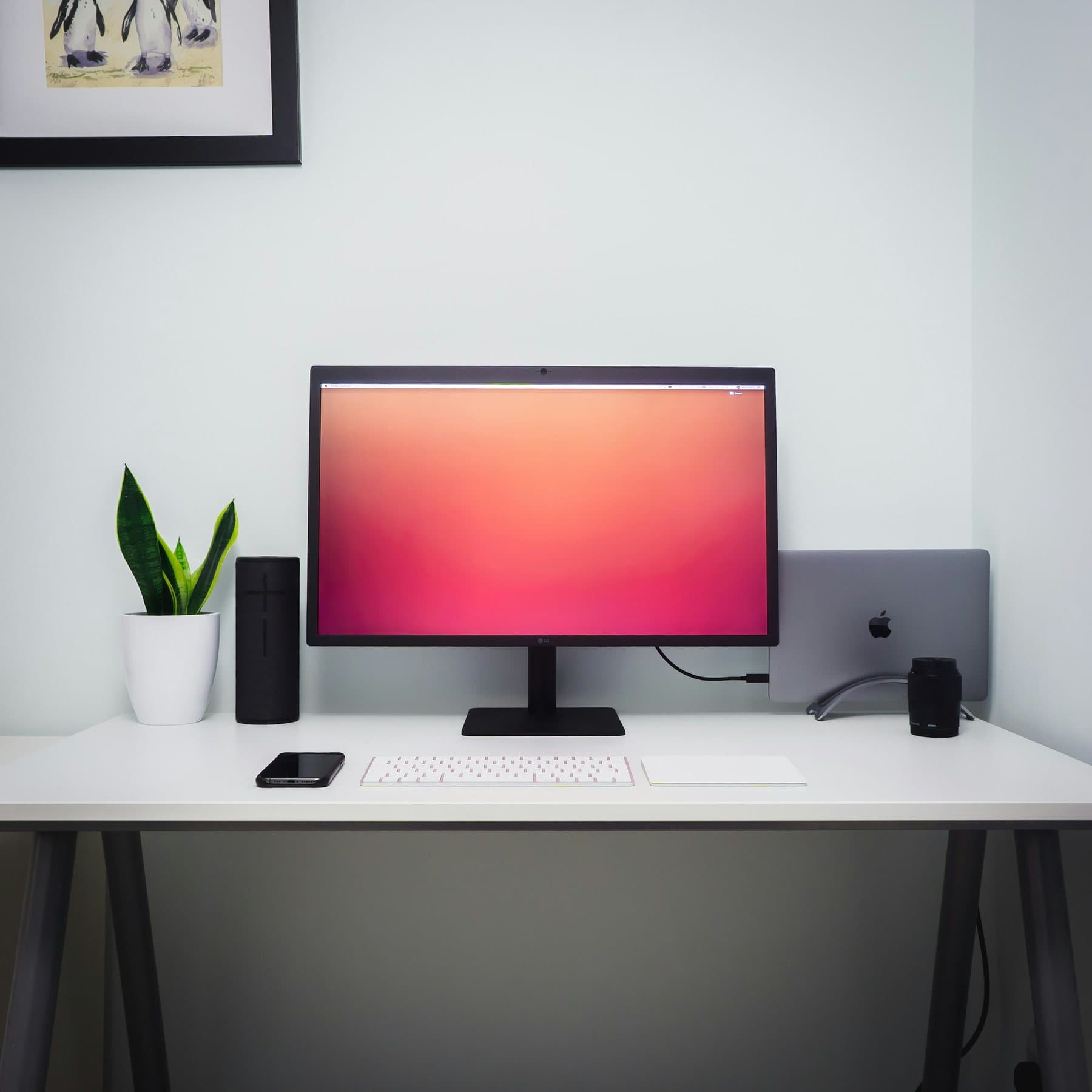 Monitor an einem aufgeräumten Arbeitsplatz