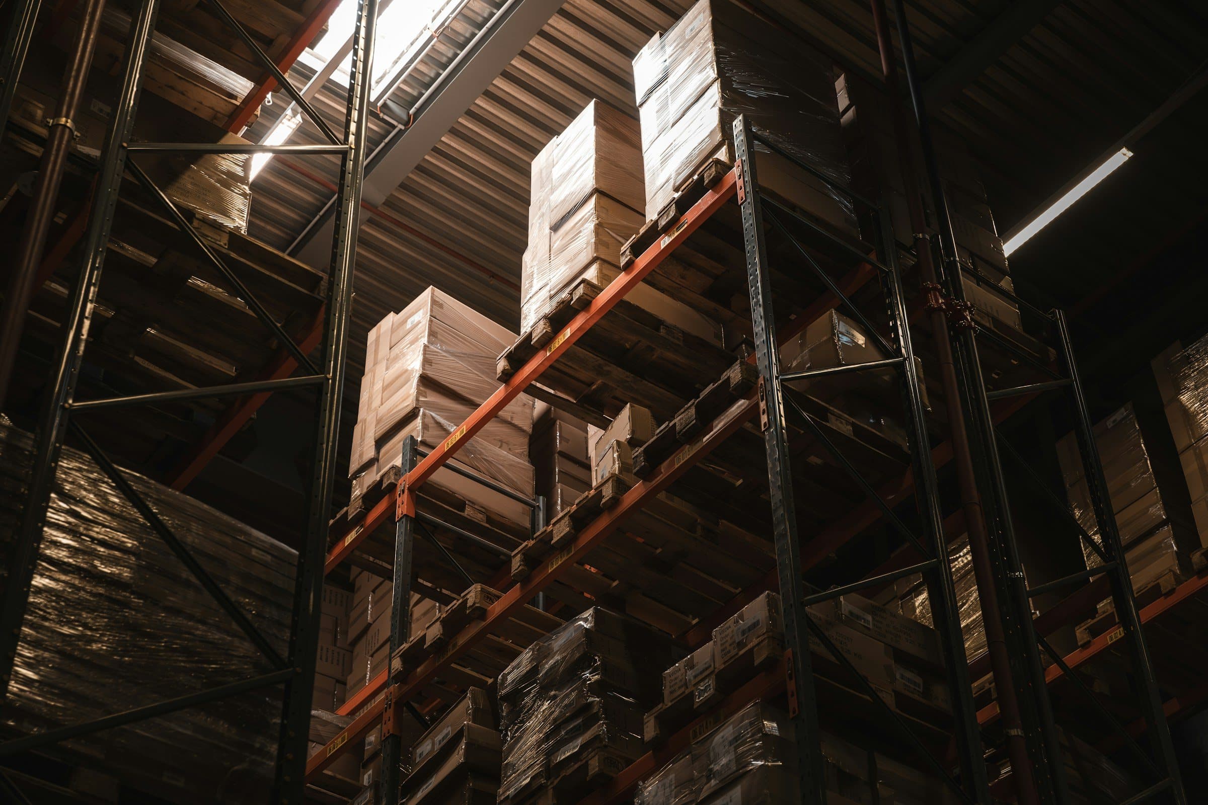 Hochregallager mit verpackter Ware auf Paletten
